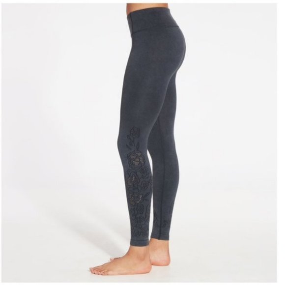 CALIA by Carrie Underwood Pants - Calia Floral 7/8 Seamless Leggings in Caviar -  LG